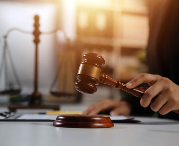 ΣΥΝΤΡΕΧΟΥΣΑ ΔΙΕΘΝΗΣ ΔΙΚΑΙΟΔΟΣΙΑ ΥΠΟ ΤΟ ΠΡΙΣΜΑ ΤΟΥ ΤΟΠΟΥ ΤΕΛΕΣΗΣ ΣΥΝΤΡΕΧΟΥΣΑ ΔΙΕΘΝΗΣ ΔΙΚΑΙΟΔΟΣΙΑ ΥΠΟ ΤΟ ΠΡΙΣΜΑ ΤΟΥ ΤΟΠΟΥ ΤΕΛΕΣΗΣ