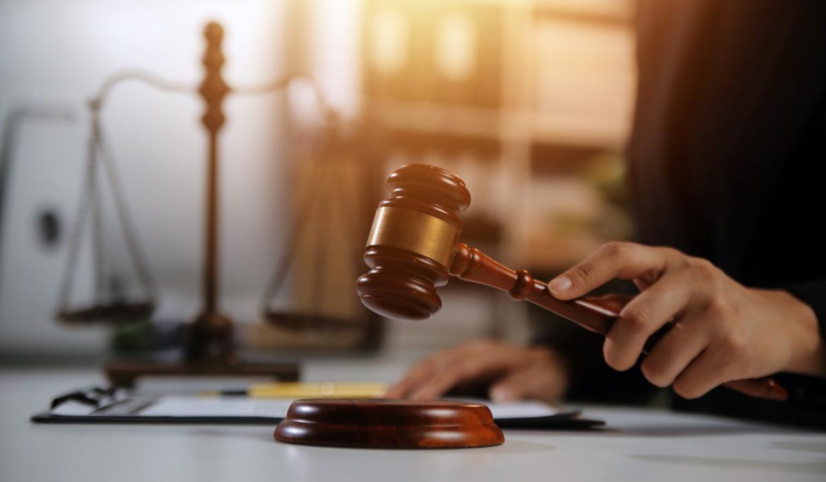 ΣΥΝΤΡΕΧΟΥΣΑ ΔΙΕΘΝΗΣ ΔΙΚΑΙΟΔΟΣΙΑ ΥΠΟ ΤΟ ΠΡΙΣΜΑ ΤΟΥ ΤΟΠΟΥ ΤΕΛΕΣΗΣ ΣΥΝΤΡΕΧΟΥΣΑ ΔΙΕΘΝΗΣ ΔΙΚΑΙΟΔΟΣΙΑ ΥΠΟ ΤΟ ΠΡΙΣΜΑ ΤΟΥ ΤΟΠΟΥ ΤΕΛΕΣΗΣ